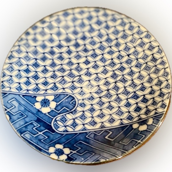 4 1/2" blue and white porcelain saucer from Takahashi Japan. - Picture 1 of 1